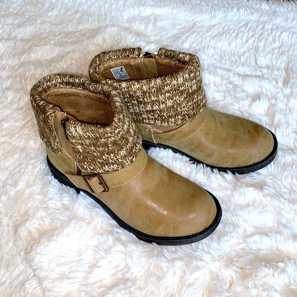 NWB, Rocket Dog women boots size 6M